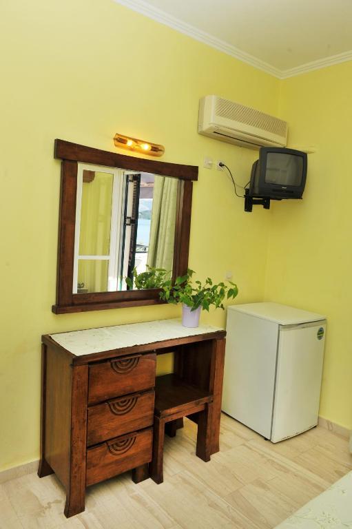 Logan'S Beach Hotel Nydri  Room photo