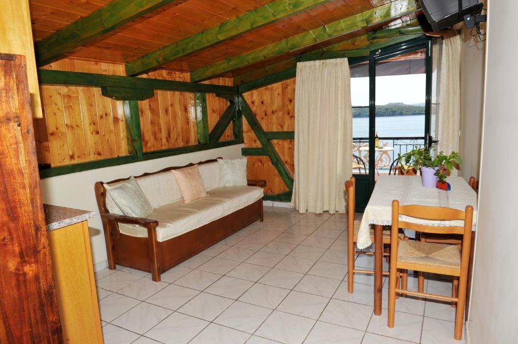 Logan'S Beach Hotel Nydri  Room photo